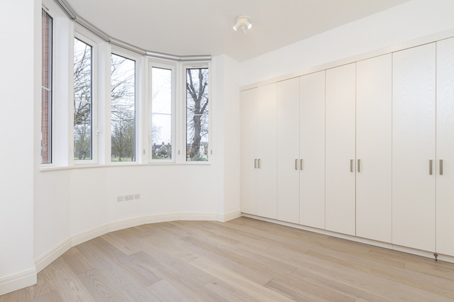 Image of 3 Bedroom Flat  To Rent at Elm Avenue  London, W5 3XA