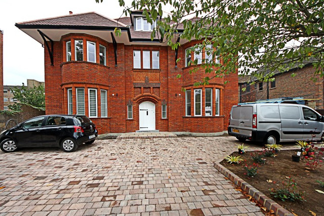  Image of 3 Bedroom Flat  To Rent at Elm Avenue  London, W5 3XA
