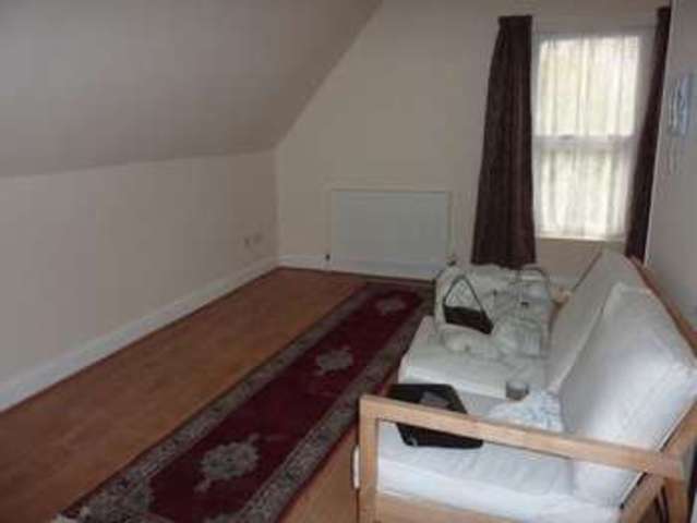  Image of 1 Bedroom Flat  To Rent at Ferme Park Road  London, N4 4DS