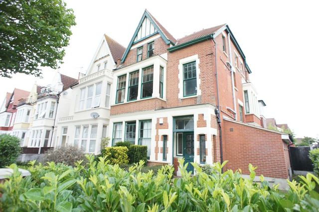  Image of 2 Bedroom Flat  For Sale at Finchley Road  Westcliff-On-Sea, SS0 8AE