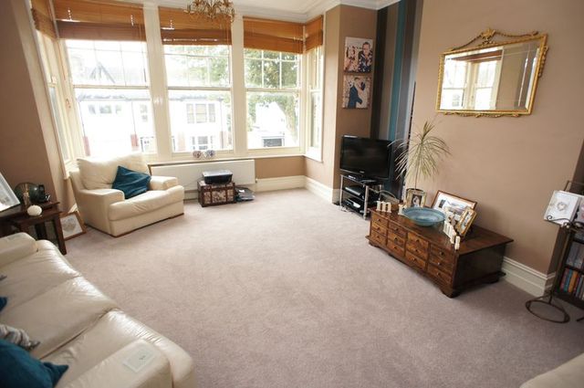 Image of 2 Bedroom Flat  For Sale at Finchley Road  Westcliff-On-Sea, SS0 8AE