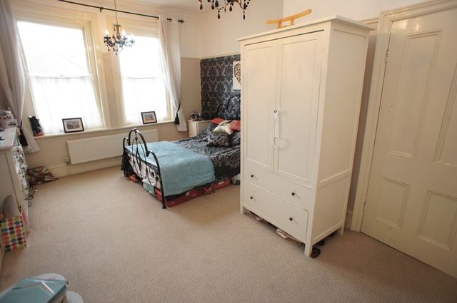  Image of 2 Bedroom Flat  For Sale at Finchley Road  Westcliff-On-Sea, SS0 8AE