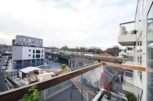  Image of 1 Bedroom Flat  For Sale at Fortescue Avenue  London Fields, E8 3QB