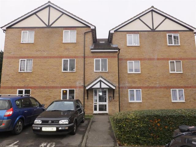  Image of 2 Bedroom Flat  To Rent at Hackbridge Surrey Beddington, SM6 7JJ