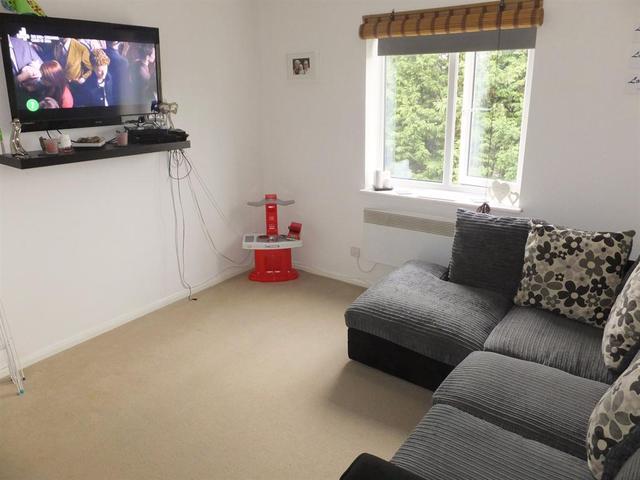  Image of 2 Bedroom Flat  To Rent at Hackbridge Surrey Beddington, SM6 7JJ