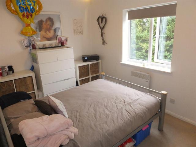  Image of 2 Bedroom Flat  To Rent at Hackbridge Surrey Beddington, SM6 7JJ