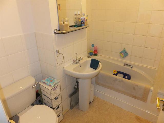  Image of 2 Bedroom Flat  To Rent at Hackbridge Surrey Beddington, SM6 7JJ
