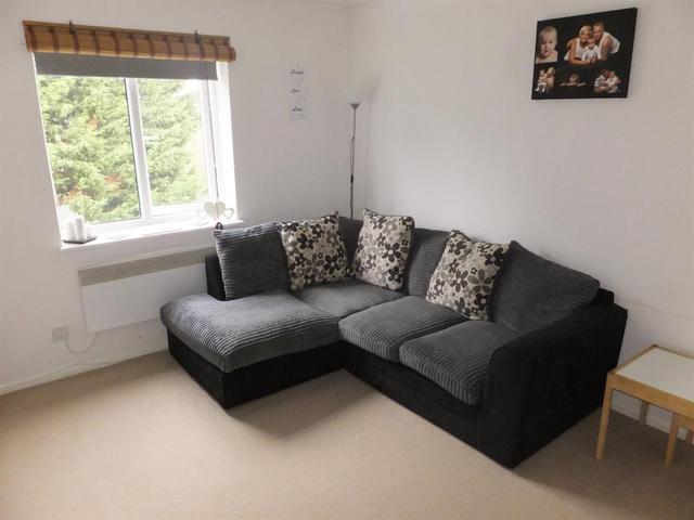  Image of 2 Bedroom Flat  To Rent at Hackbridge Surrey Beddington, SM6 7JJ