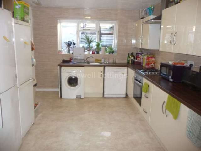  Image of 6 Bedroom Detached  To Rent at Foxhill Road  Reading, RG1 5QS