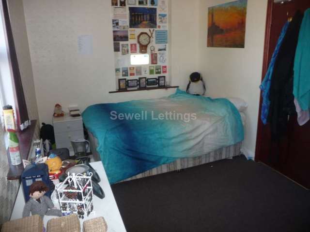  Image of 6 Bedroom Detached  To Rent at Foxhill Road  Reading, RG1 5QS