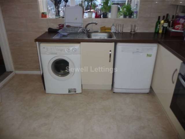  Image of 6 Bedroom Detached  To Rent at Foxhill Road  Reading, RG1 5QS