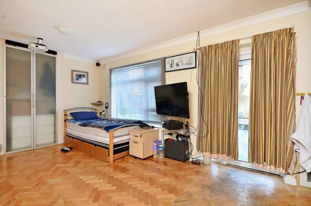  Image of 4 Bedroom Bungalow  For Sale at Franklin Street  Stamford Hill, N15 6QH