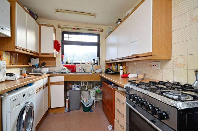  Image of 4 Bedroom Bungalow  For Sale at Franklin Street  Stamford Hill, N15 6QH