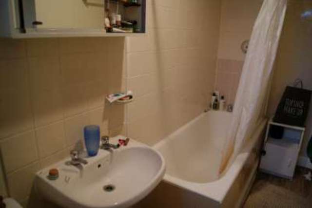  Image of Flat  To Rent at London, SW6 6HP