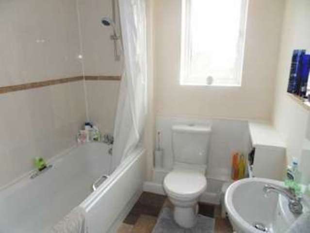  Image of 2 Bedroom Flat  To Rent at Goodhall Close  Stanmore, HA7 4FR