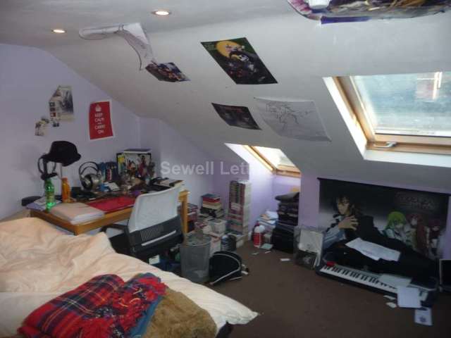  Image of 6 Bedroom Detached  To Rent at Grange Avenue  Reading, RG6 1DL