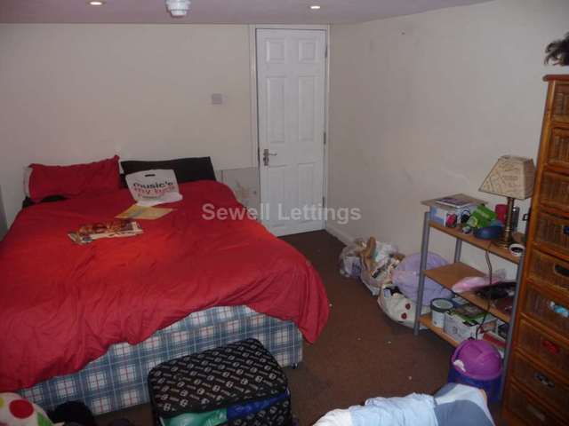  Image of 6 Bedroom Detached  To Rent at Grange Avenue  Reading, RG6 1DL