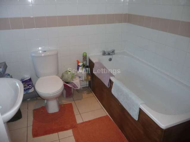  Image of 6 Bedroom Detached  To Rent at Grange Avenue  Reading, RG6 1DL