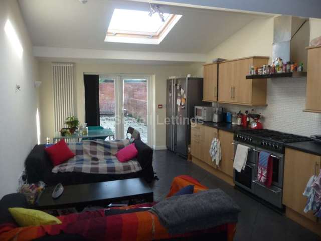  Image of 6 Bedroom Detached  To Rent at Grange Avenue  Reading, RG6 1DL