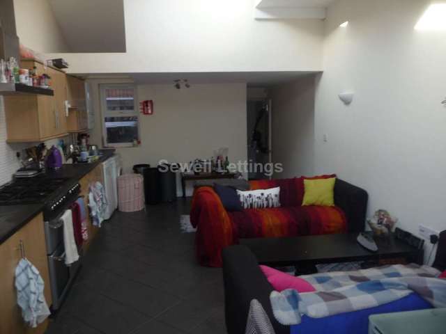  Image of 6 Bedroom Detached  To Rent at Grange Avenue  Reading, RG6 1DL