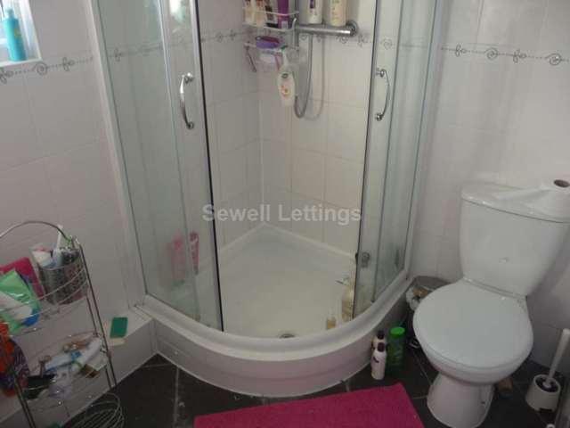 Image of 6 Bedroom Detached  To Rent at Grange Avenue  Reading, RG6 1DL