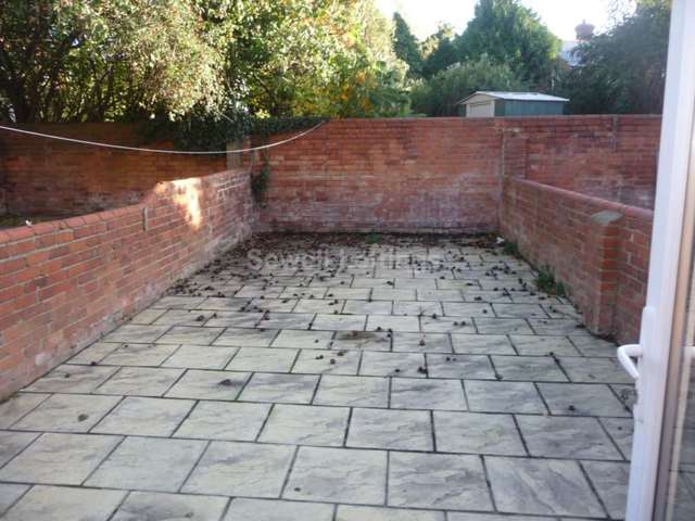  Image of 6 Bedroom Detached  To Rent at Grange Avenue  Reading, RG6 1DL