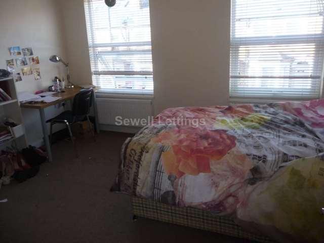  Image of 6 Bedroom Detached  To Rent at Grange Avenue  Reading, RG6 1DL