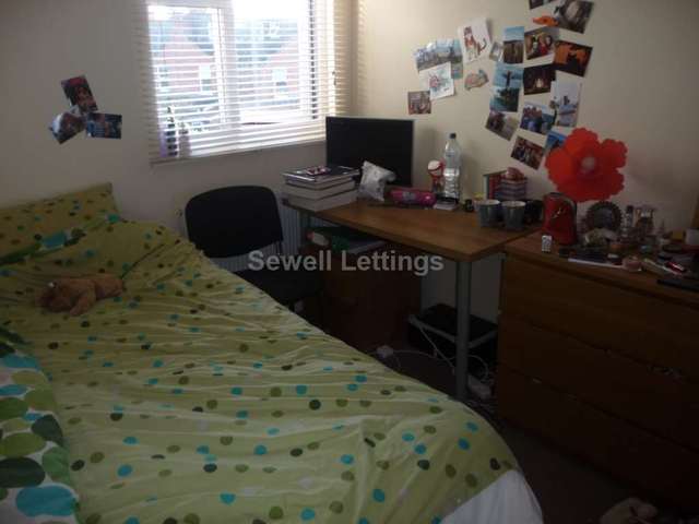  Image of 6 Bedroom Detached  To Rent at Grange Avenue  Reading, RG6 1DL
