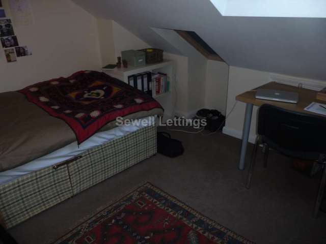  Image of 6 Bedroom Detached  To Rent at Grange Avenue  Reading, RG6 1DL