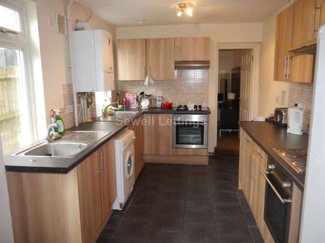 Image of 6 Bedroom Detached  To Rent at Grange Avenue  Reading, RG6 1DJ
