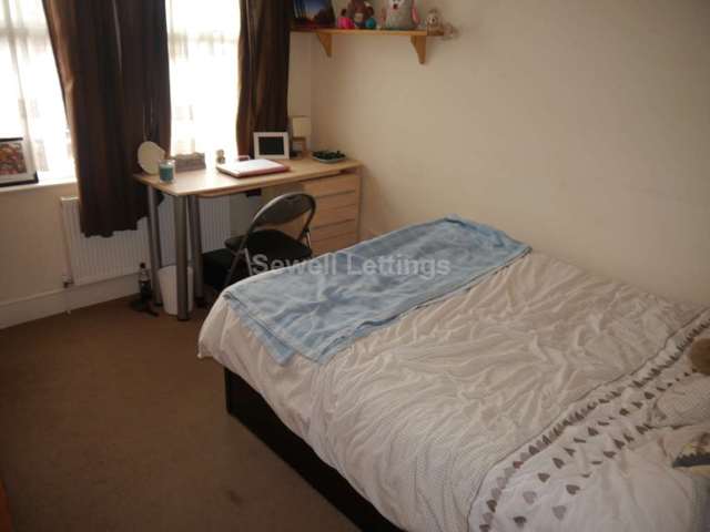  Image of 6 Bedroom Detached  To Rent at Grange Avenue  Reading, RG6 1DJ