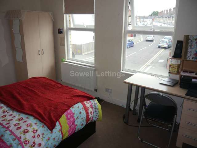  Image of 6 Bedroom Detached  To Rent at Grange Avenue  Reading, RG6 1DJ
