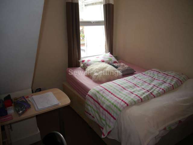  Image of 6 Bedroom Detached  To Rent at Grange Avenue  Reading, RG6 1DJ