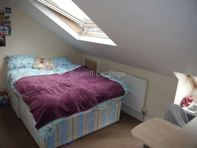  Image of 6 Bedroom Detached  To Rent at Grange Avenue  Reading, RG6 1DJ