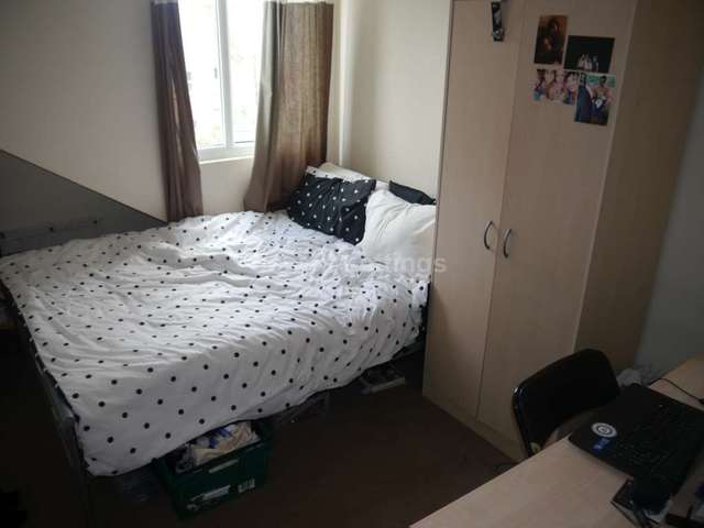  Image of 6 Bedroom Detached  To Rent at Grange Avenue  Reading, RG6 1DJ