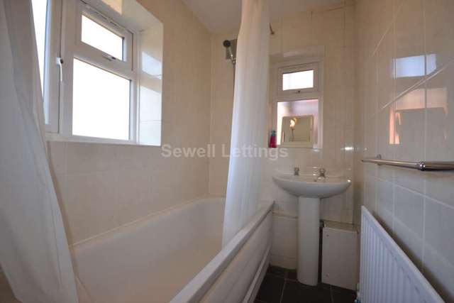  Image of 4 Bedroom Detached  To Rent at Grange Avenue  Reading, RG6 1DJ