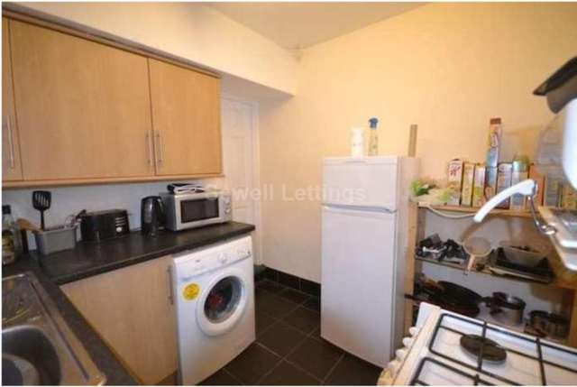  Image of 4 Bedroom Detached  To Rent at Grange Avenue  Reading, RG6 1DJ