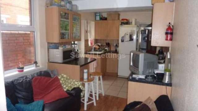  Image of 4 Bedroom Detached  To Rent at Grange Avenue  Reading, RG6 1DJ