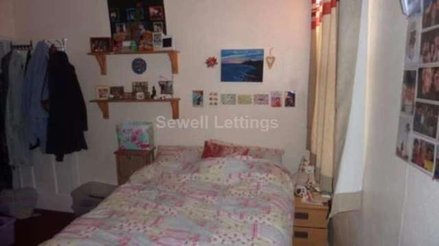  Image of 4 Bedroom Detached  To Rent at Grange Avenue  Reading, RG6 1DJ