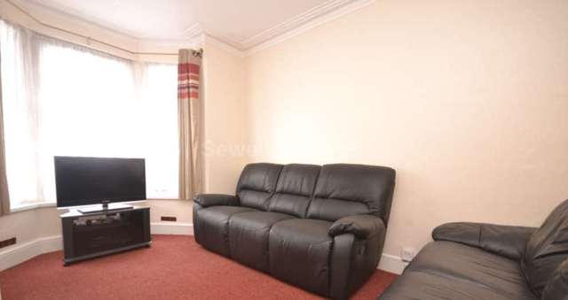  Image of 4 Bedroom Detached  To Rent at Grange Avenue  Reading, RG6 1DJ
