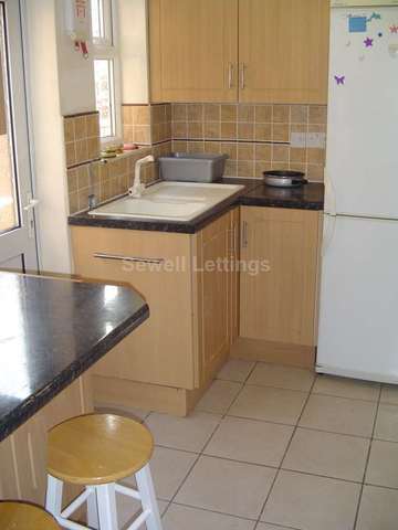  Image of 4 Bedroom Detached  To Rent at Grange Avenue  Reading, RG6 1DJ