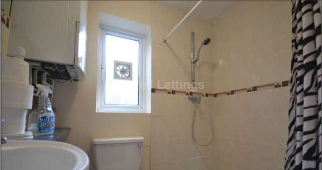  Image of 4 Bedroom Detached  To Rent at Grange Avenue  Reading, RG6 1DJ