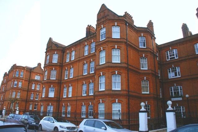  Image of 3 Bedroom Flat  To Rent at Greyhound Road  London, W14 9SG