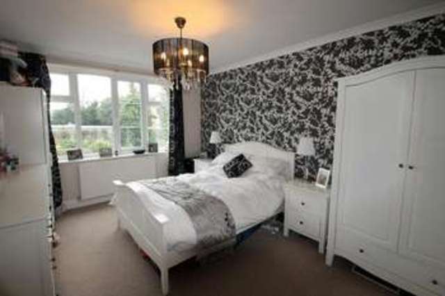  Image of 2 Bedroom Flat  To Rent at Brighton Road  Sutton, SM2 5BL