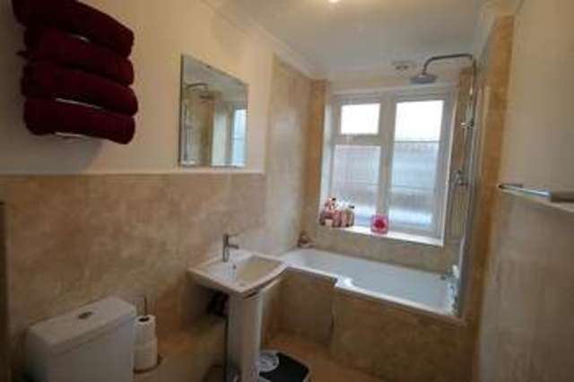  Image of 2 Bedroom Flat  To Rent at Brighton Road  Sutton, SM2 5BL