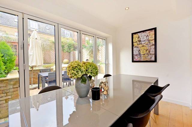  Image of 2 Bedroom Flat  To Rent at Gunter Grove  Chelsea, SW10 0UJ