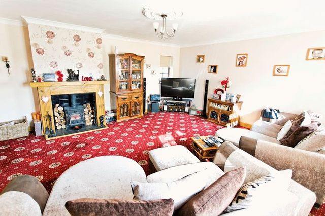  Image of 5 Bedroom Property  For Sale at Yarmouth Road  Lowestoft, NR32 4AQ