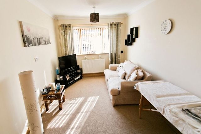  Image of 5 Bedroom Property  For Sale at Yarmouth Road  Lowestoft, NR32 4AQ