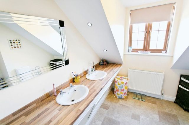  Image of 5 Bedroom Property  For Sale at Yarmouth Road  Lowestoft, NR32 4AQ