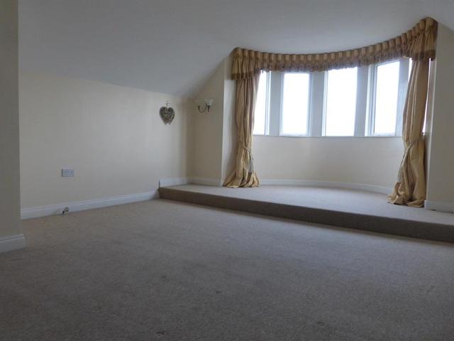  Image of 2 Bedroom Flat  For Sale at Gunton Cliff  Lowestoft, NR32 4PE